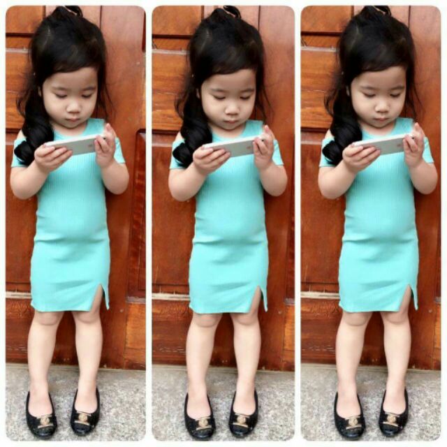 Váy xẻ đùi cho bé