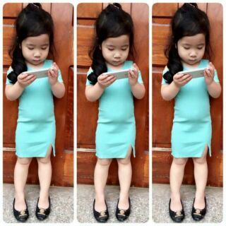 Váy xẻ đùi cho bé