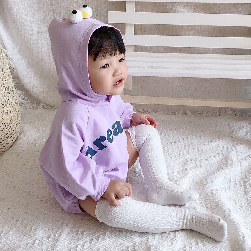 Áo liền quần tay dài có nón trùm in chữ cho bé sơ sinh