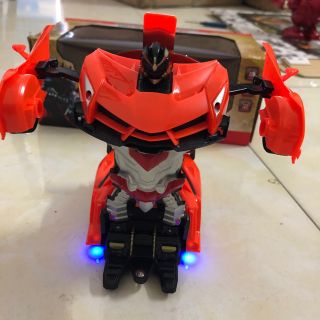 Oto điều khiển từ xa biến hình robot