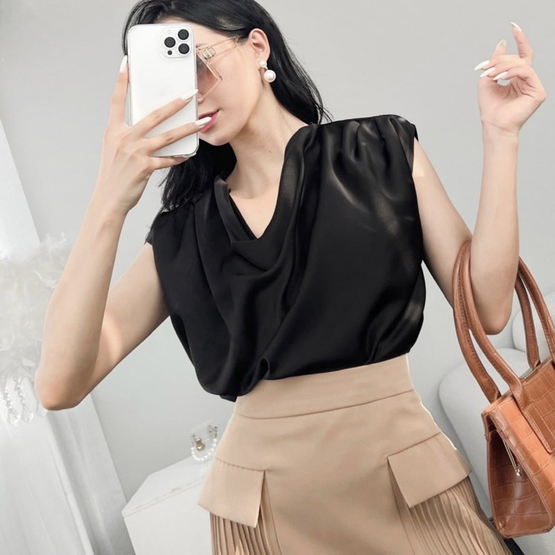 Áo cổ đổ chất lụa mát dễ mặc gợi cảm nhưng không quá hở hang có thể mặc với quần hoặc váy thời trang