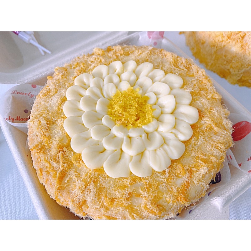 Bánh bông lan trứng muối chà bông sốt phô mai decor hoa cúc thơm ngon (12cm đựng hộp bã mía)