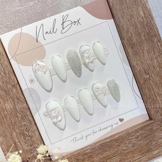 Móng úp thiết kế tròn nhọn màu trắng đính đá sang chảnh c050 cebi.nailbox