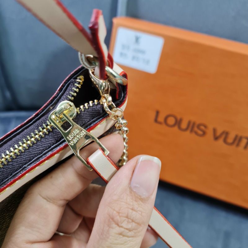 Túi xách nhỏ xinh L.V. cầm tay đeo chéo được