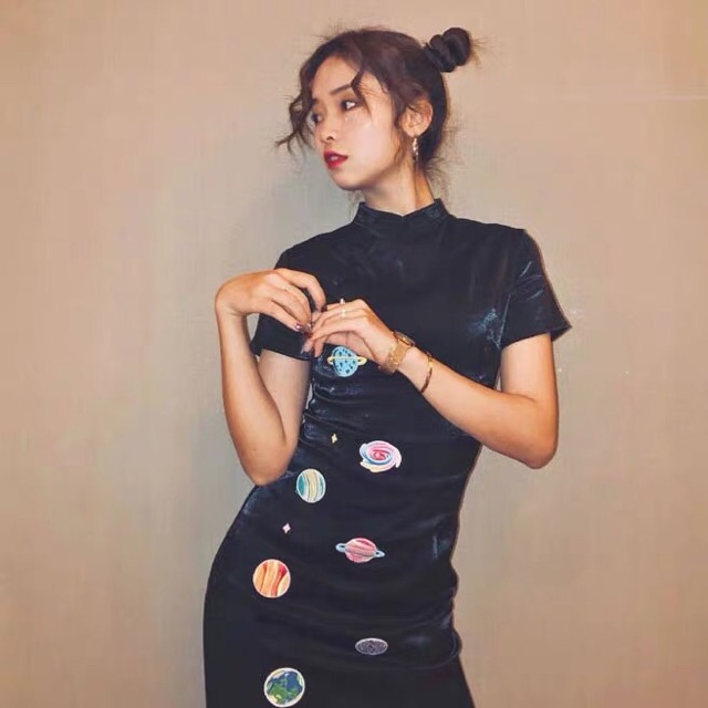 Đầm sườn sám thêu sao cách tân