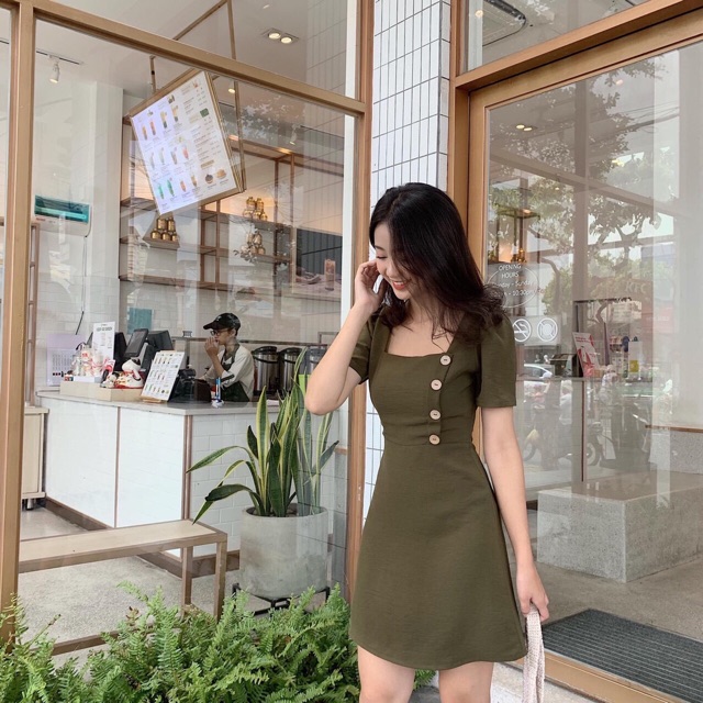 Đầm Cổ Vuông Nút Gỗ Lệch 4 Màu Rêu/kem/đen/trắng xt