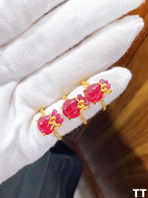 Nhẫn và mặt dây hình túi tiền đá ruby bọc vangf