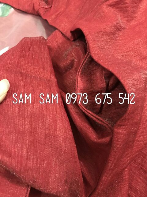 Váy gấm đỏ thêu hoa