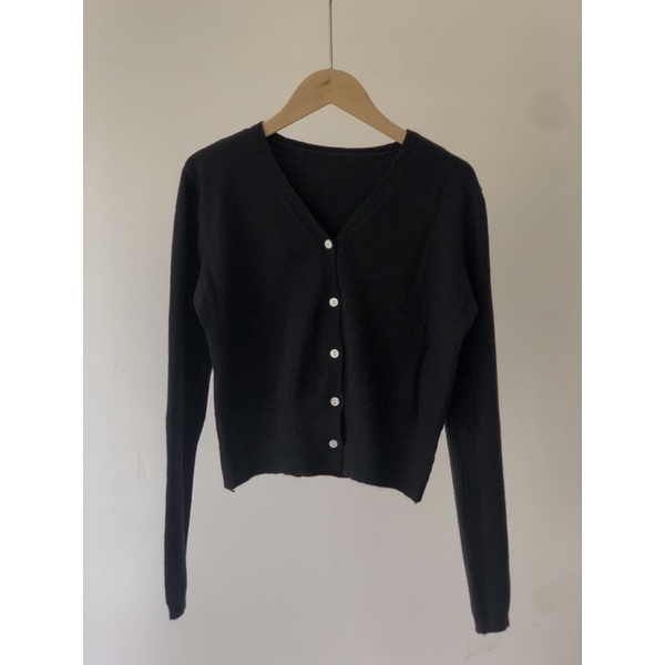 Áo len cardigan cổ V tay dài cúc trắng