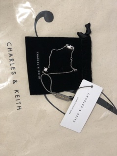 Hoa tai và lắc tay charleskeith