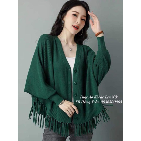 Áo khoác len choàng tua rua tay cánh dơi dáng ngắn.