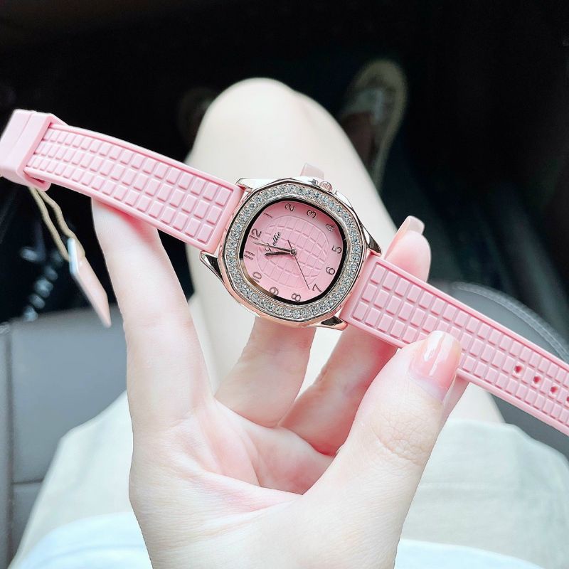 Mẫu tiểu thư mặt oval