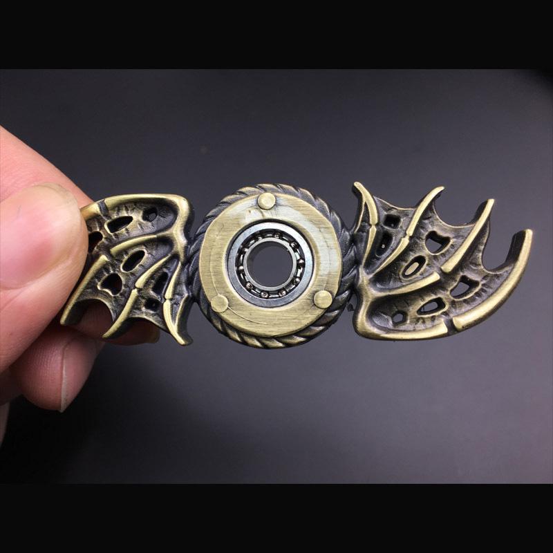 Con quay Spinner hình cánh dơi màu đồng