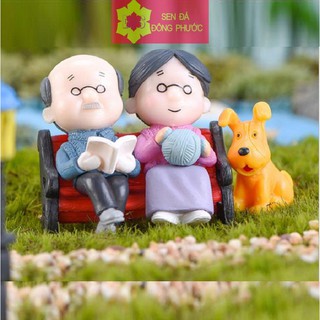 (HCM) - 01 Cặp ông bà già ngồi ghế đỏ - Phụ kiện làm tiểu cảnh sen đá xương rồng cây phong thuỷ văn phòng đẹp