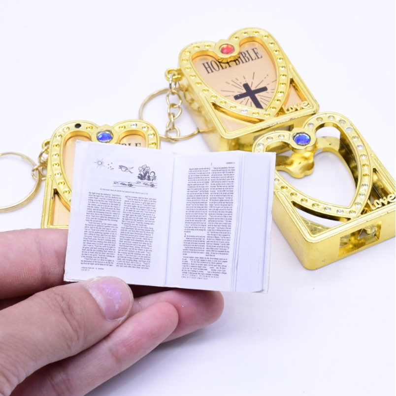 Móc khóa hình quyển sách thánh giá đẹp mắt