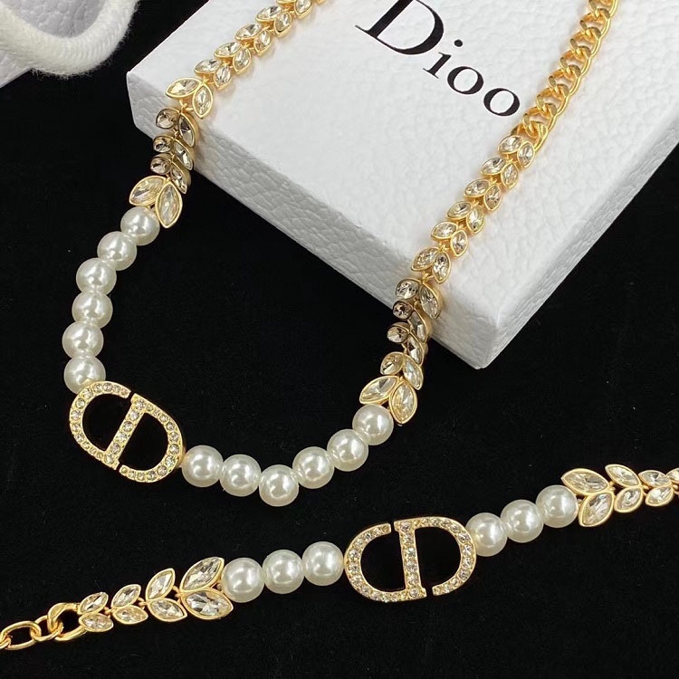 Vòng cổ C.D Ngọc đính đá hình là đẹp lấp lánh