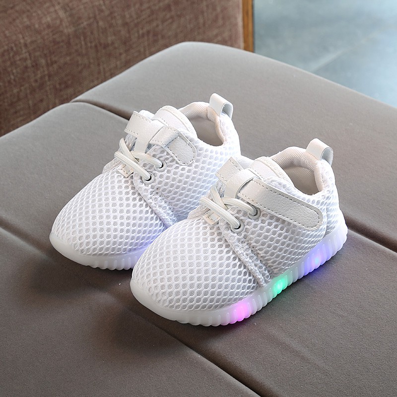 Giày thể thao đế gắn đèn LED phát sáng cho em bé