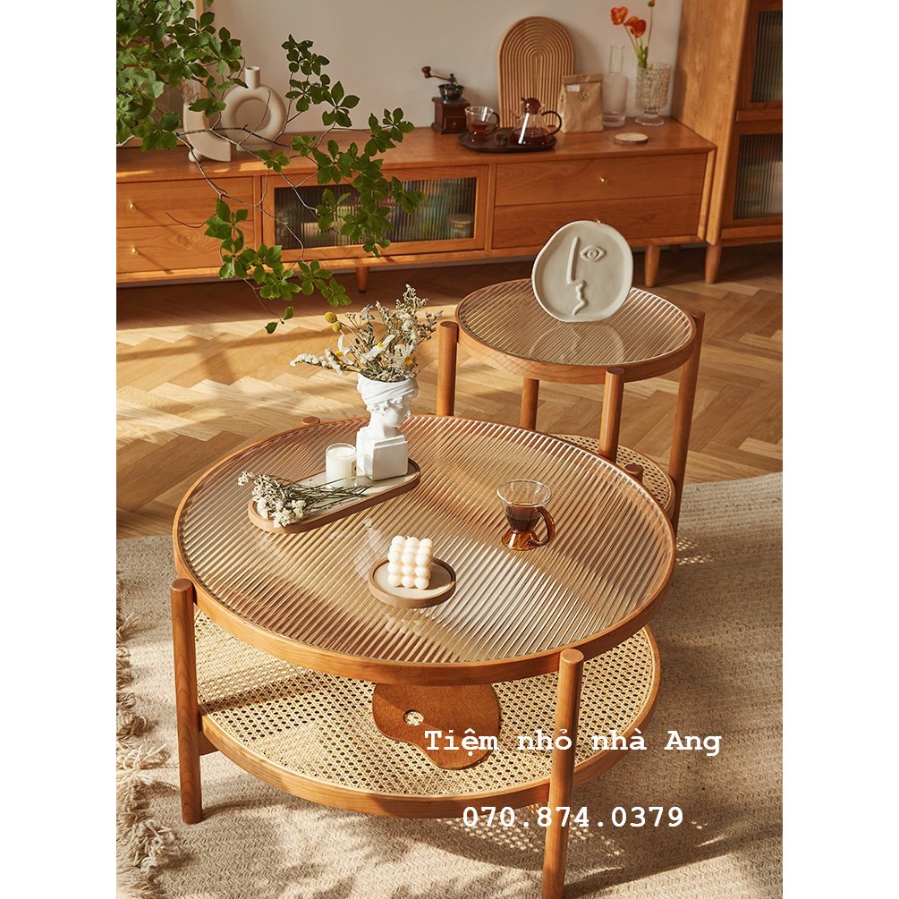 Bàn tròn sofa gỗ sồi mặt kính gợn sóng 2 tầng kết hợp mây mắt cáo - Bàn tròn cafe Cozy Life Hàn Quốc