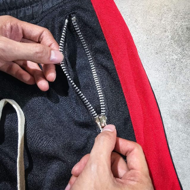 Siêu phẩm Track pants (sọc trắng/đỏ) | BigBuy360 - bigbuy360.vn