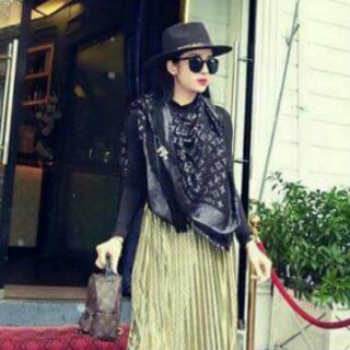 Khăn LV nhũ kim tuyến  140cm*140cm
