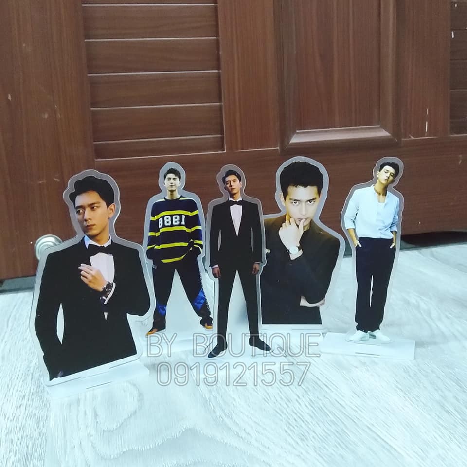 ( 8 mẫu) Standee mica trong để bàn Lý Hiện cao 15cm