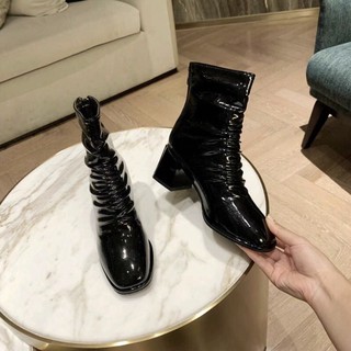 Boot nhăn da bóng gót vuông trắng đen