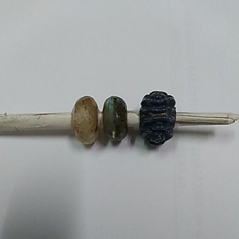 Hạt đá xỏ vòng tóc vàng, sodalite