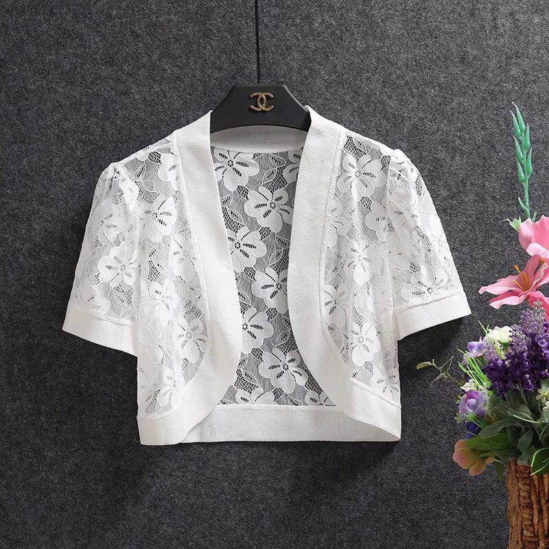 Áo khoác ren tay cộc mặc ngoài váy.