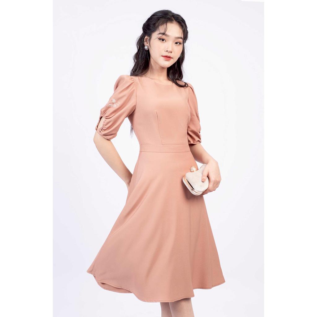 Đầm xòe cổ tròn, tay cộc thêu hoa MMOutfit M-DA060521223