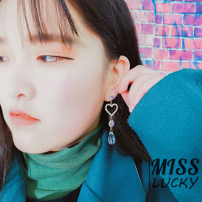 Khuyên tai hình trái tim với thiết kế hai bên bất đối xứng dành cho nữ