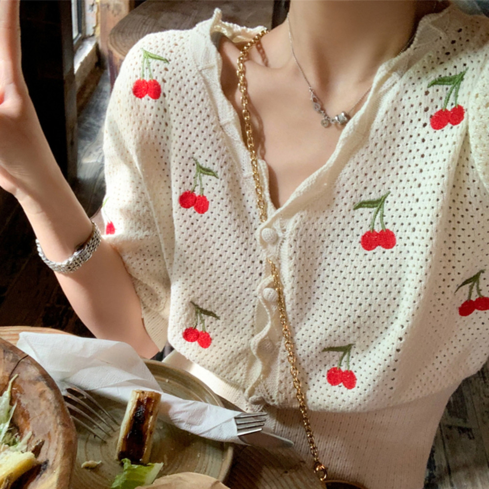 Áo Thun Ngắn Tay Cổ Tim Thêu Họa Tiết Trái Cherry Xinh Xắn Dành Cho Nữ