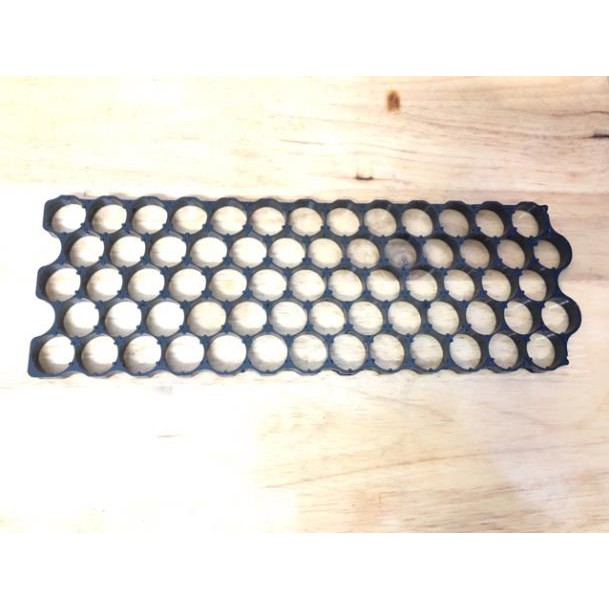 Khung đế xéo cố định pin 5x13 65ô lắp 65cell 18650