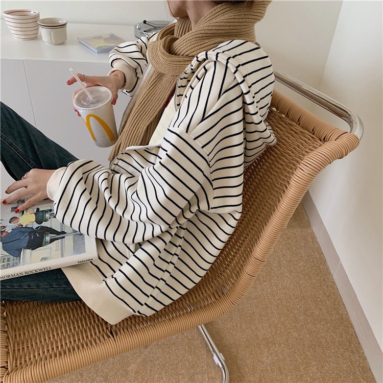 Áo khoác IELGY dáng rộng có mũ trùm và khóa kéo họa tiết sọc ngang thời trang cho nữ