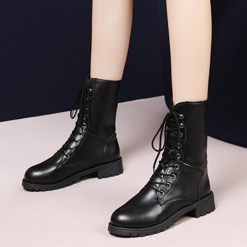 Bốt cổ cao dài đến giữa bắp chân bằng da màu đen kiểu cột dây