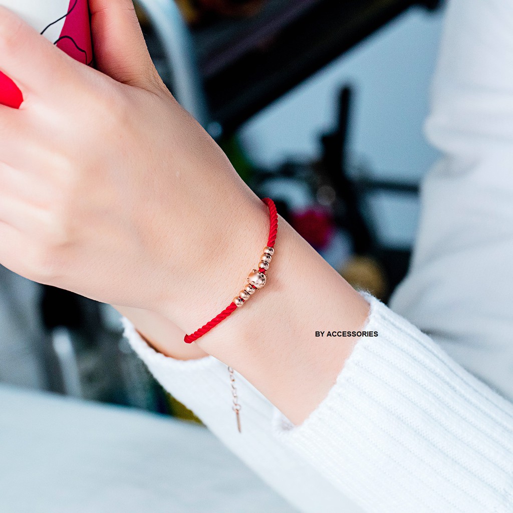 Vòng tay dây đỏ phối mặt heo xinh titan không gỉ