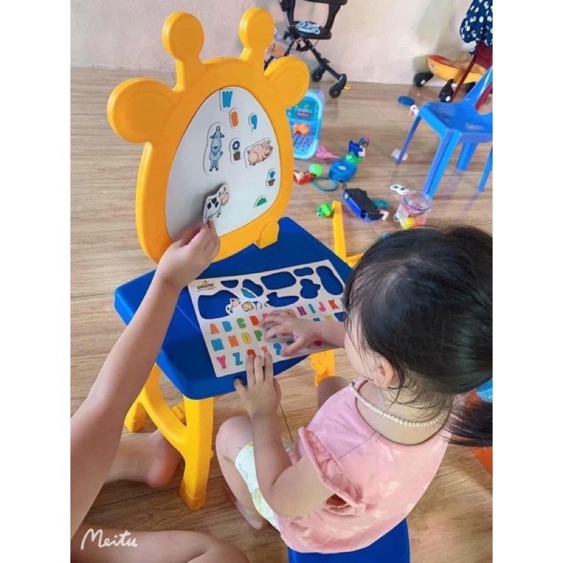 Bảng học nam châm 3 trong 1,vừa là bộ bàn ghế vừa là bảng học đã bao gồm chữ cái và số cho bé giá siêu rẻ