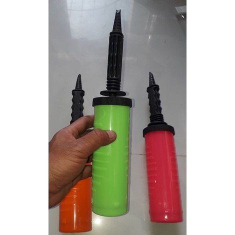 Một cái ống bơm bong bóng cầm tay bằng nhựa dài 30cm