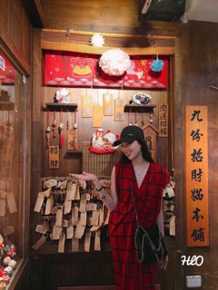 Váy kẻ đỏ