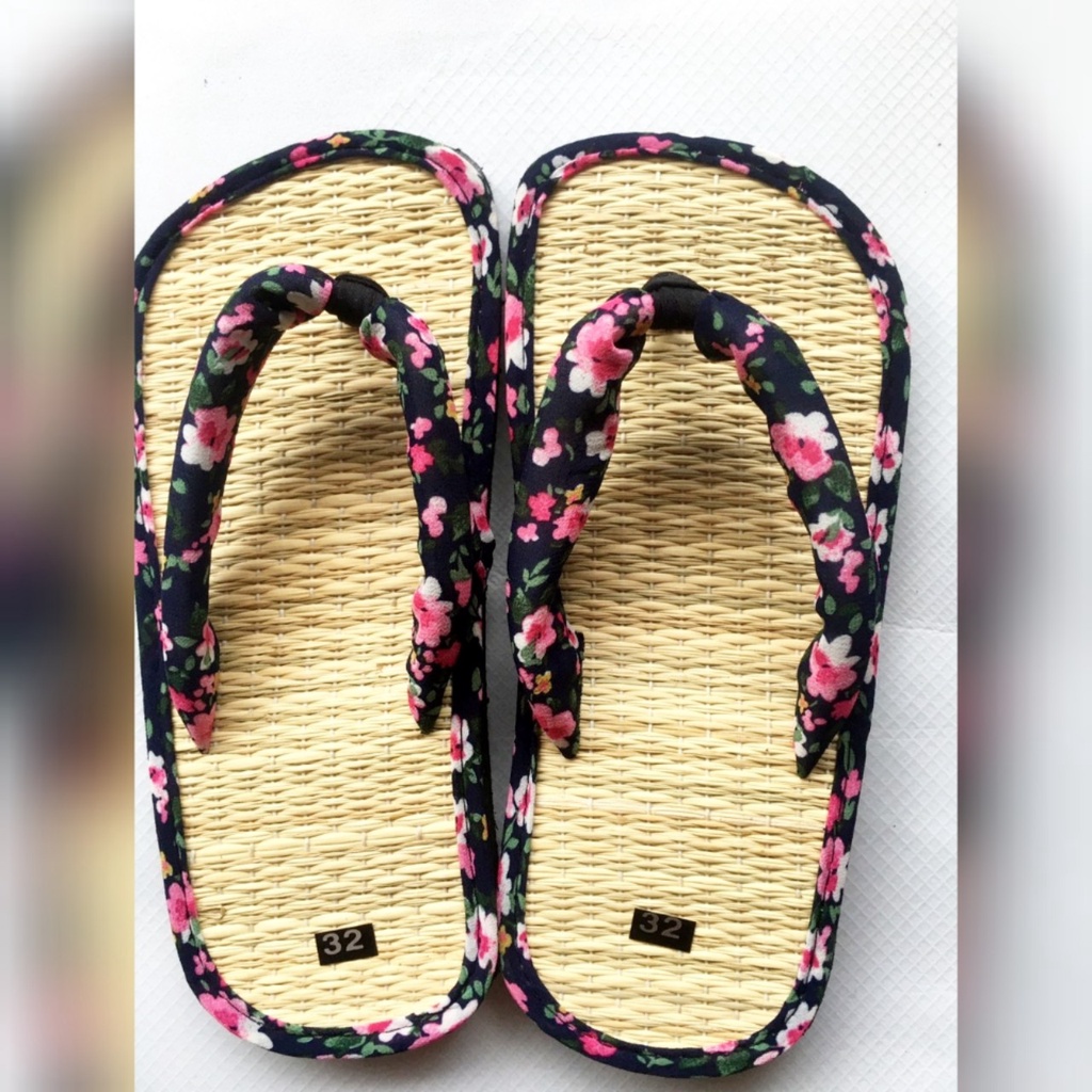 Dép chiếu bé gái
