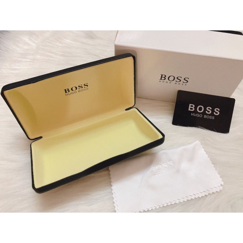 Hộp đựng kính Hugo Boss có thể đựng được kính to bản