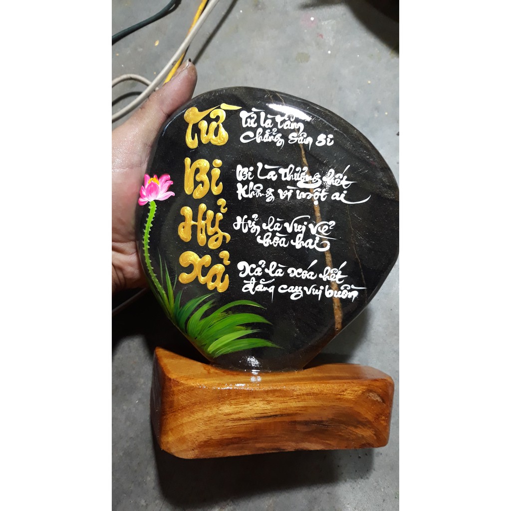 Thư Pháp trên Đá Đa Sắc tự nhiên, KL: 3,2kg, Cao: 24cm, Rộng: 17cm. Nhận viết chữ Thư Pháp theo yêu cầu khách hàng.