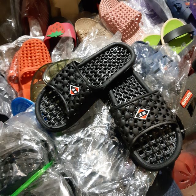 Dép thủng có hạt mát xa