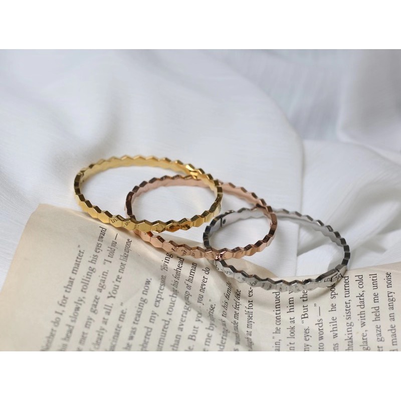Vòng tay thép titan mạ vàng 18k kim cương khóa hình tổ ong đơn giản dễ phối đồ không dị ứng phong cách dành cho nữ