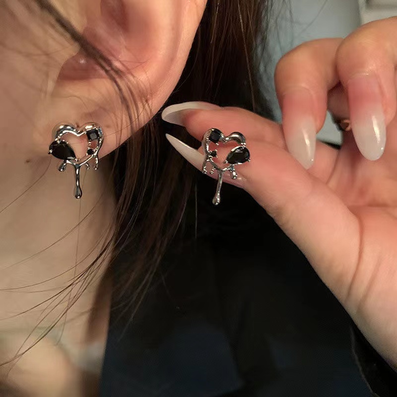 Khuyên Tai Thiết Kế Hình Trái Tim Màu Tối Phong Cách Mới Dành Cho Nữ