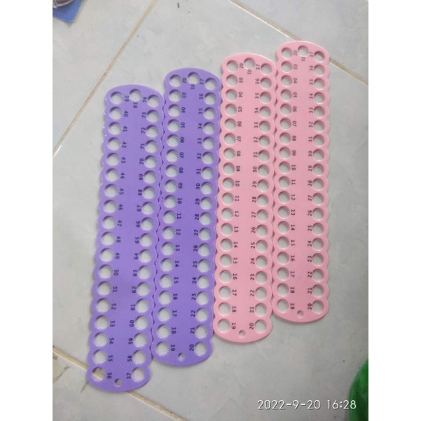 Vỉ gắn chỉ nhựa đủ mẫu.