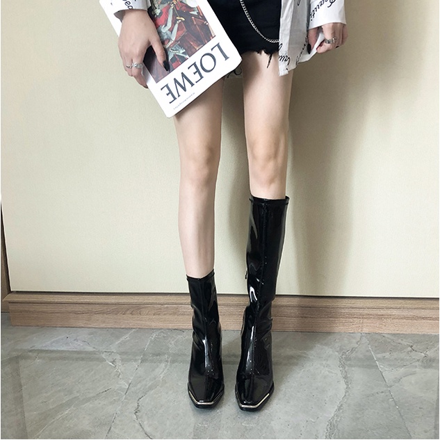 Giày boots cổ cao da bóng mũi vuông viền kim loại Martin