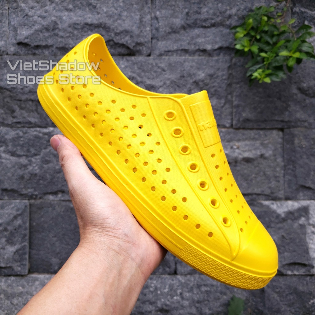 Giày nhựa siêu nhẹ nam nữ - Chất liệu nhựa xốp EVA siêu nhẹ, không thấm nước - Màu vàng trơn và có viền