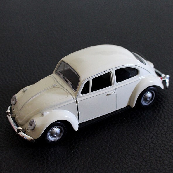 Xe BEETLE mô hình trang trí taplo ô tô làm từ hợp kim