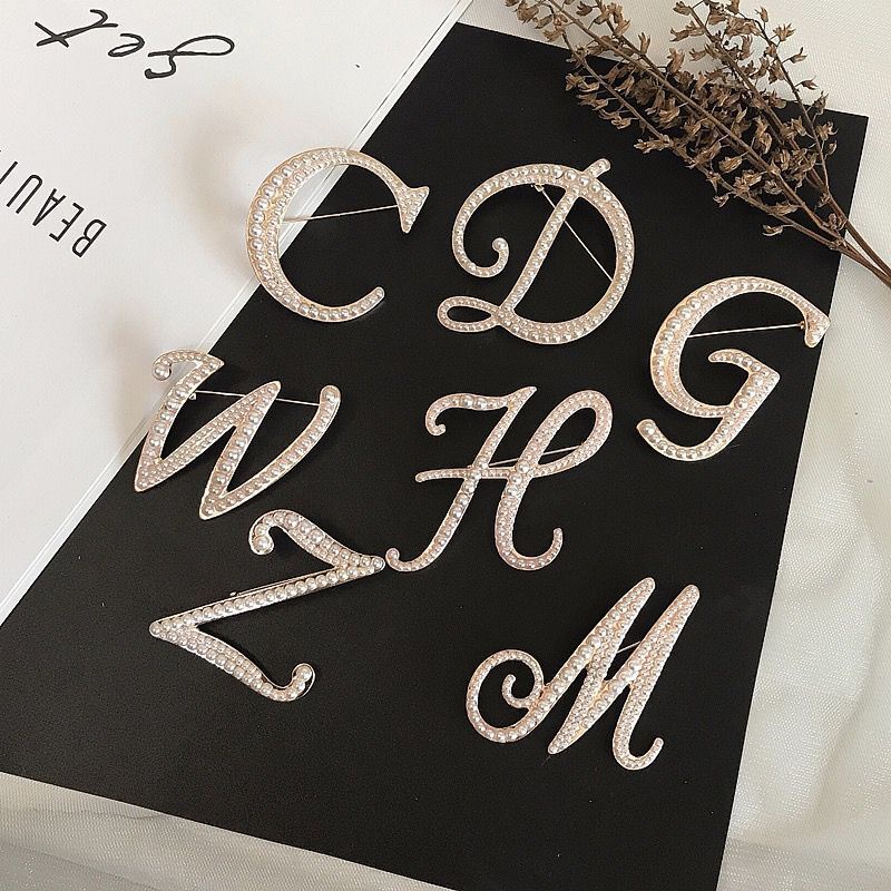 Ghim Cài Áo Hình Chữ Cái Đính Ngọc Trai Thời Trang