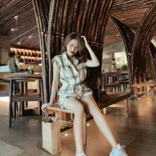 Jumsuit caro cổ vest nút nơ eo